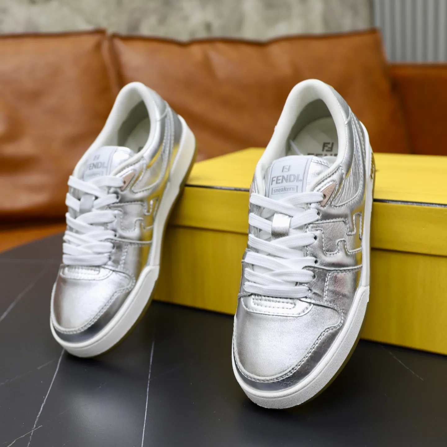 Ex-factory price: 640🔥Couple model (top original order) Brand: FENDI Size: 35-44 (customized for men 38 and 45) Grade: original order quality High version Material: Imported original cowhide stitching ➕ High-quality and comfortable lining Original TPU lightweight anti-slip outsole Style category: Travel fashion casual shoes Versatile trend